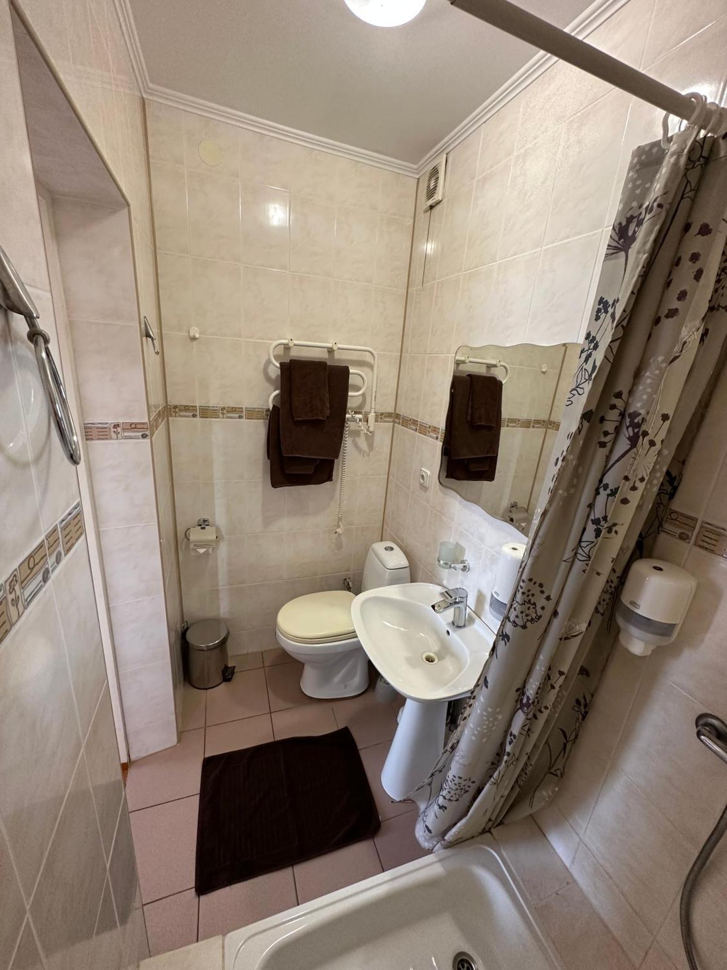 Radi Hotel Brocēni Екстериор снимка