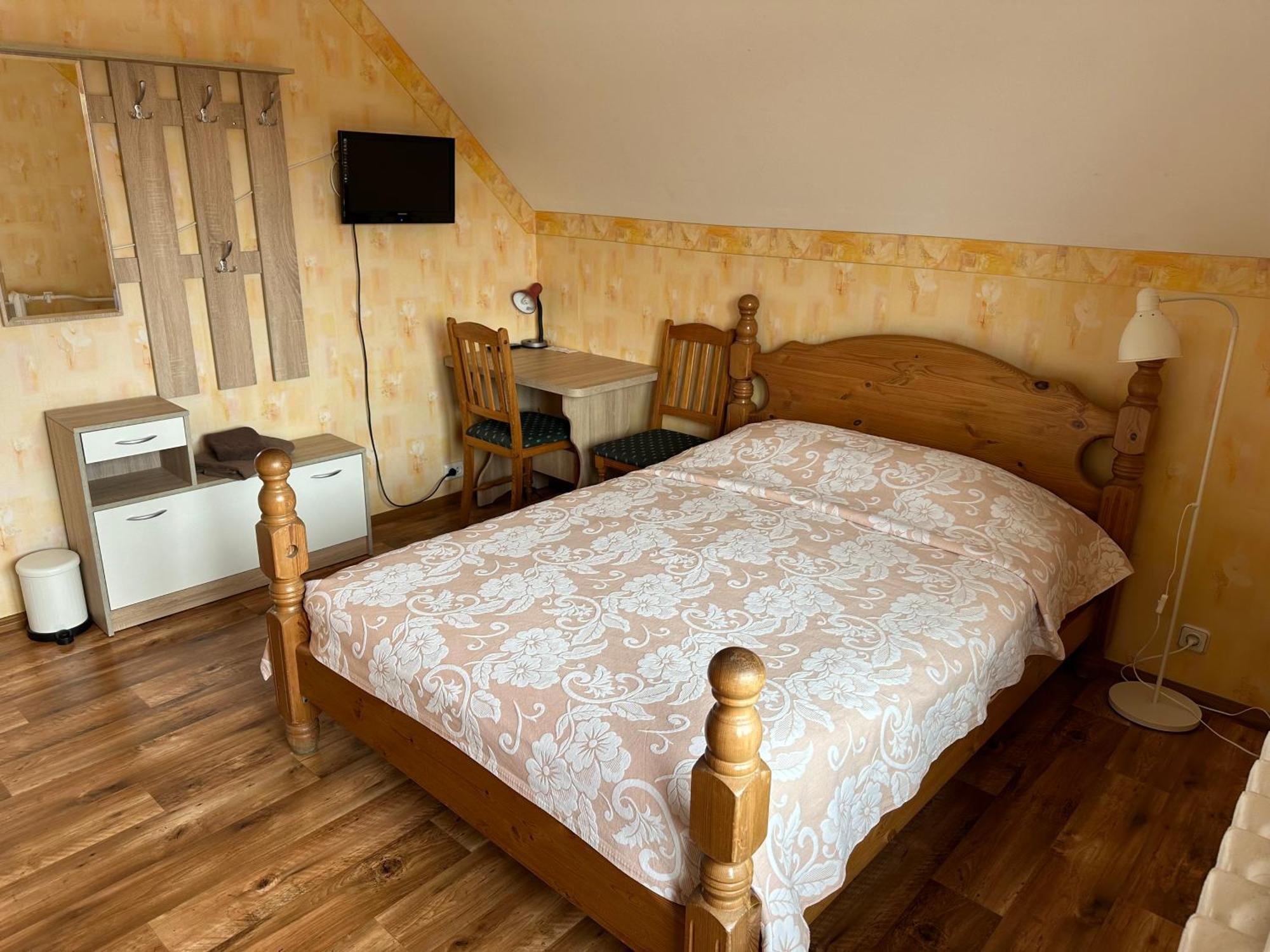 Radi Hotel Brocēni Екстериор снимка